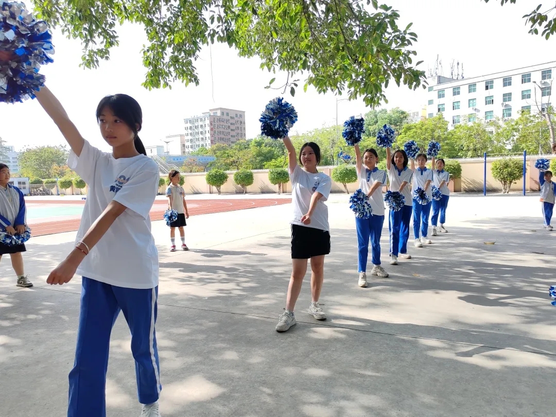 龙湖学校活力啦啦操社2